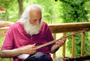 محمدرضا-لطفی-در-حال-سه-تار-نوازی